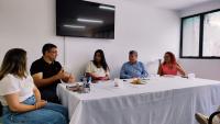 Foto da reunião com o reitor e a vice-reitora da Ufes, as diretoras dos centros de ensino de Alegre e o prefeito do município.
