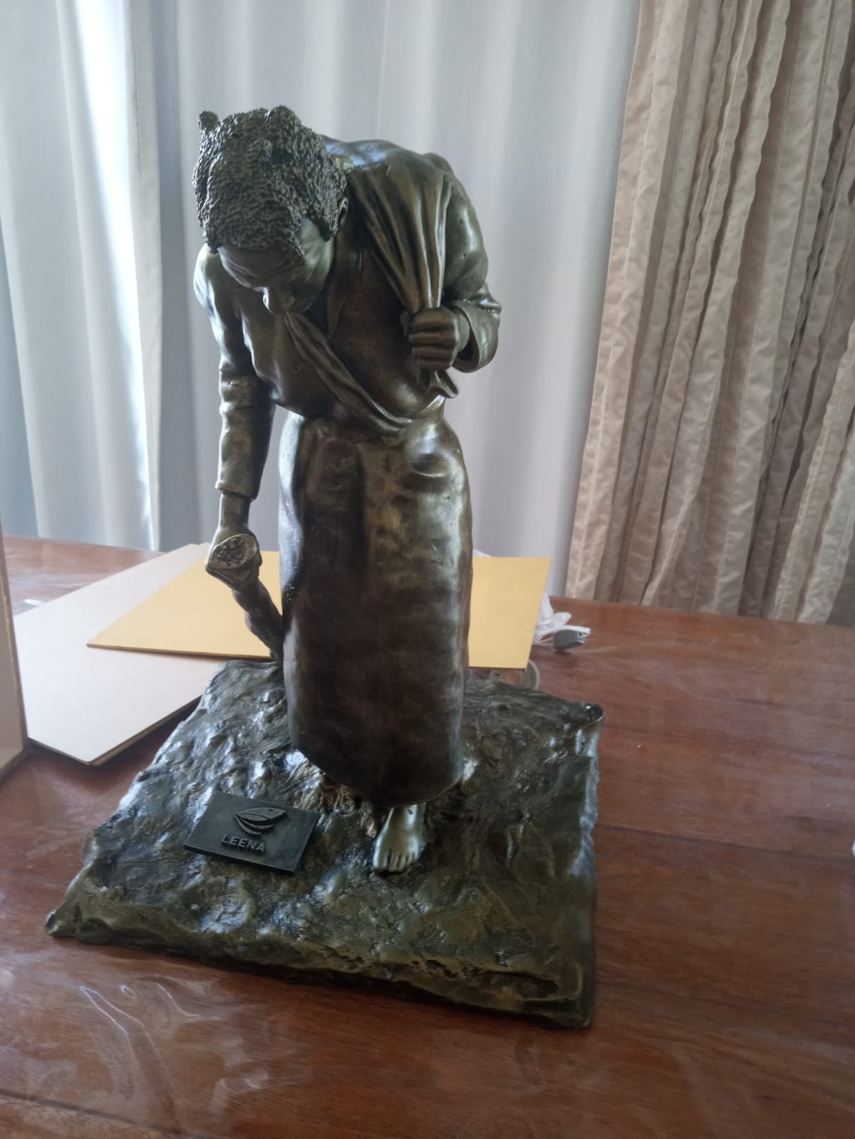 Foto da réplica tridimensional do monumento à Dona Domingas colocado sobre uma mesa