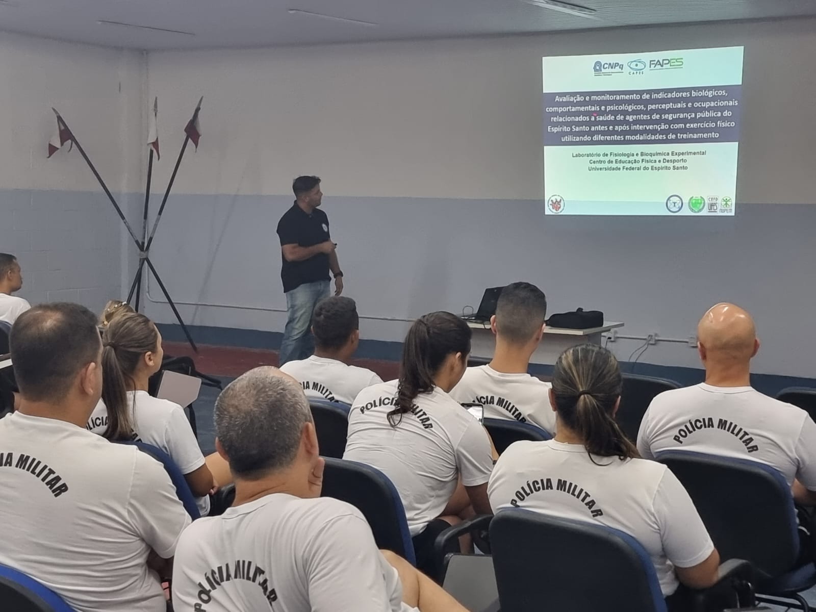 Pesquisador da Ufes exibindo um slide para uma turma de policiais militares.