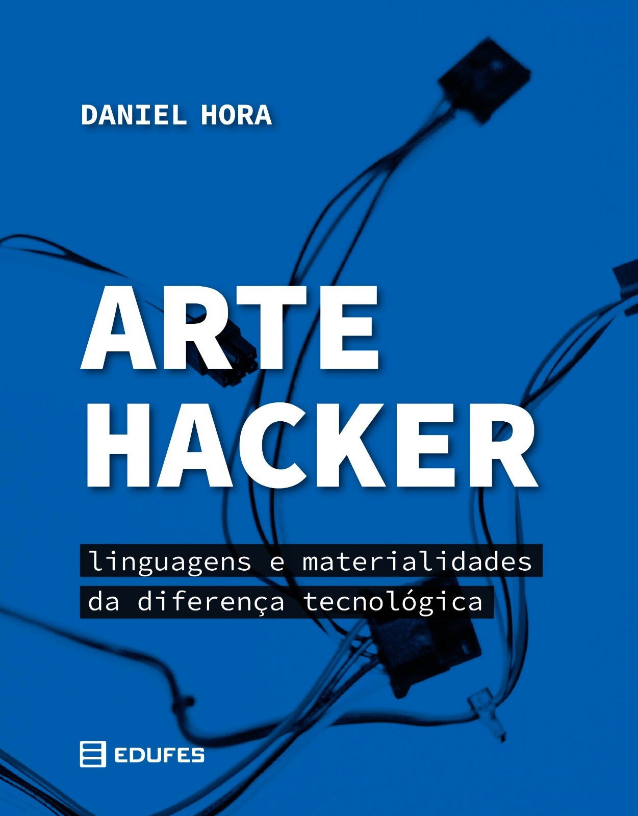 Capa do livro, com fundo azul e, em preto, a imagem de cabos de computador. Escrito em letras maiúsculas brancas o título Arte Hacker e, abaixo, em letras pretas, linguagens e materialidades da diferença tecnológica.