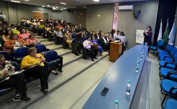 Foto das pessoas presentes no seminário, sentadas nas cadeiras do auditório