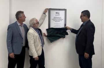 Descerramento da placa de inauguração do novo data center O vice-reitor Roney Pignaton, o reitor Paulo Vargas e o superintendente Renan Teixeira descerram a placa de inauguração do novo data center