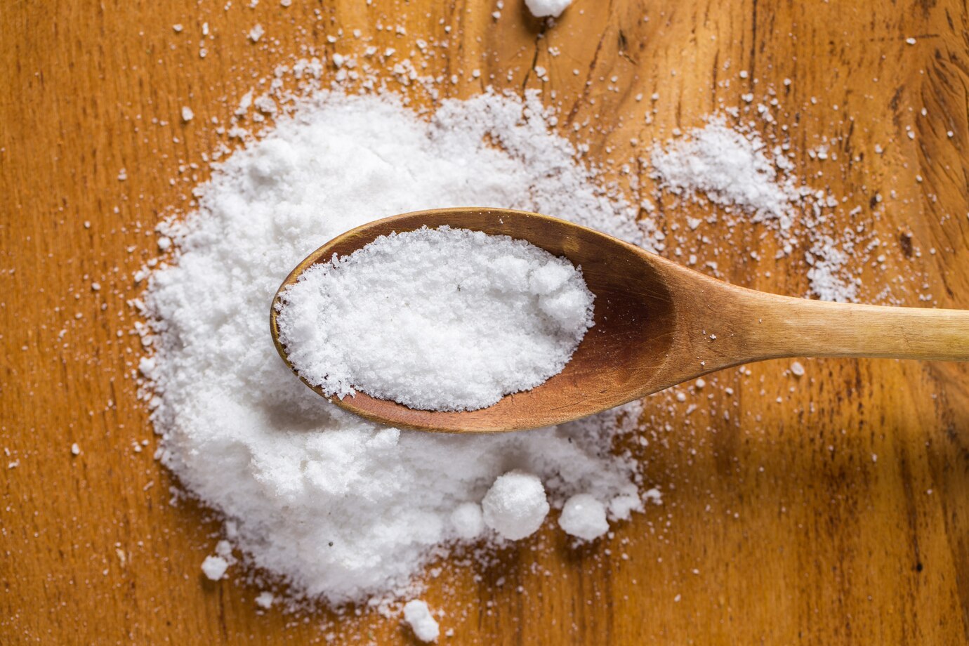 Imagem ilustrativa de uma colher de pau com uma grande porção de sal