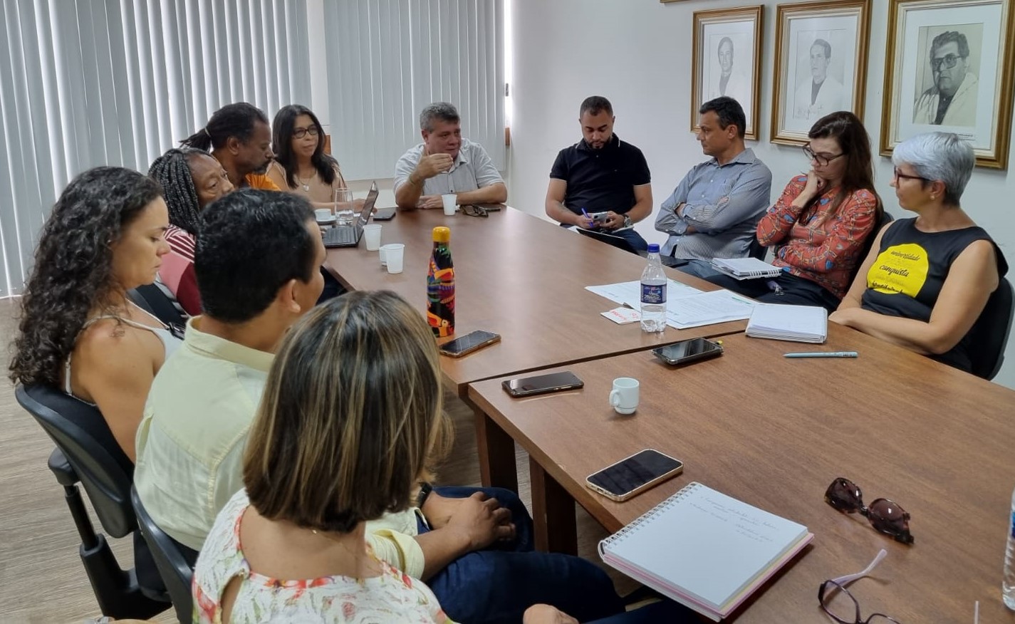 Reunião com representantes da Adufes e do DCE Foto da sala de reuniões, com gestores da Ufes e representantes da Adufes em volta da mesa.