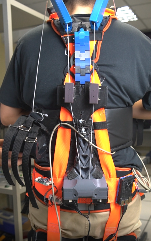 Homem de costas, vestido com o exotraje. A foto mostra a parte de trás do equipamento.