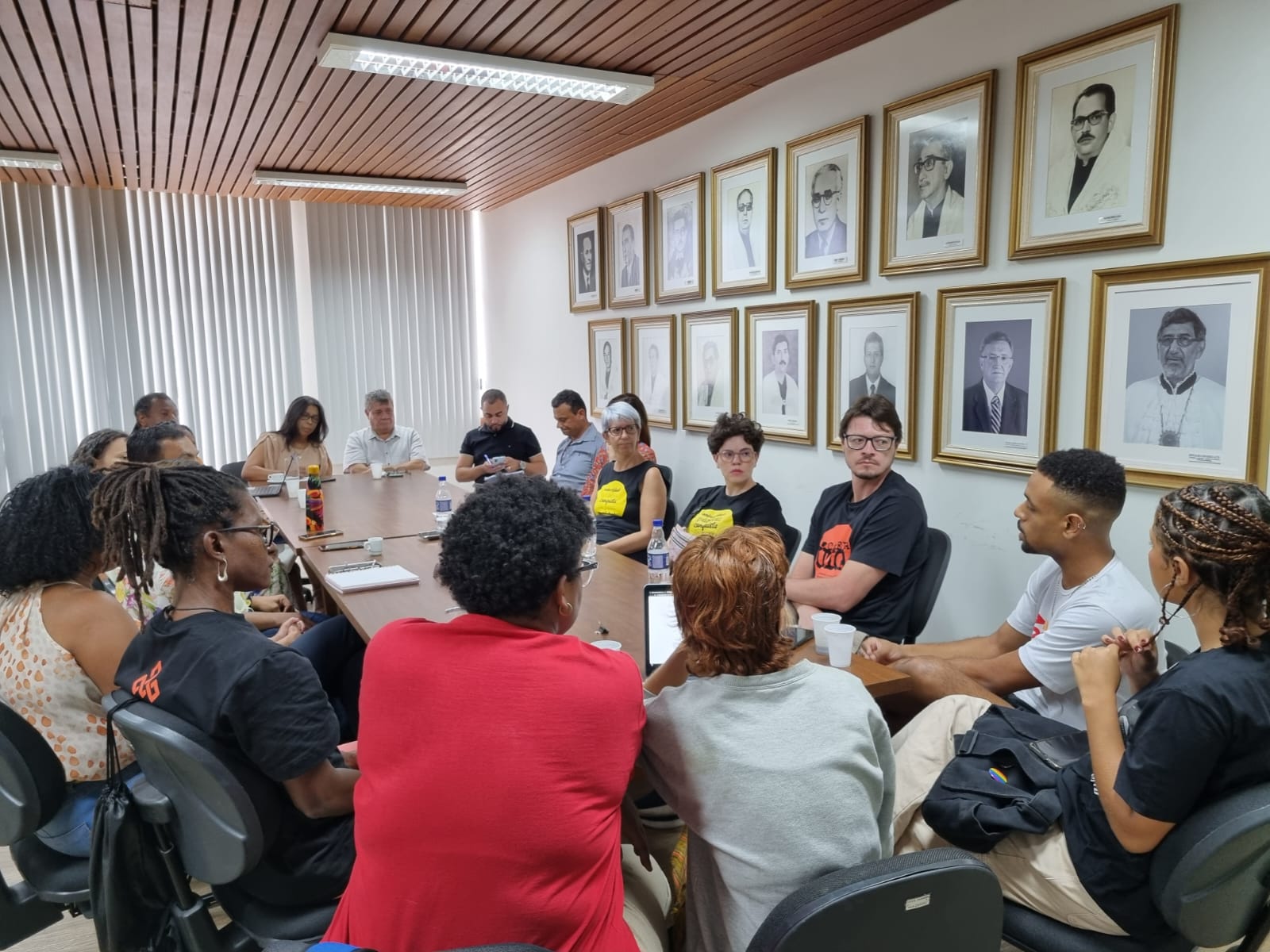 Reunião de gestores da Ufes com representantes da Adufes e do DCE Sala de reuniões da reitoria com gestores da Ufes e representantes da Adufes e do DCE sentados em volta da mesa.