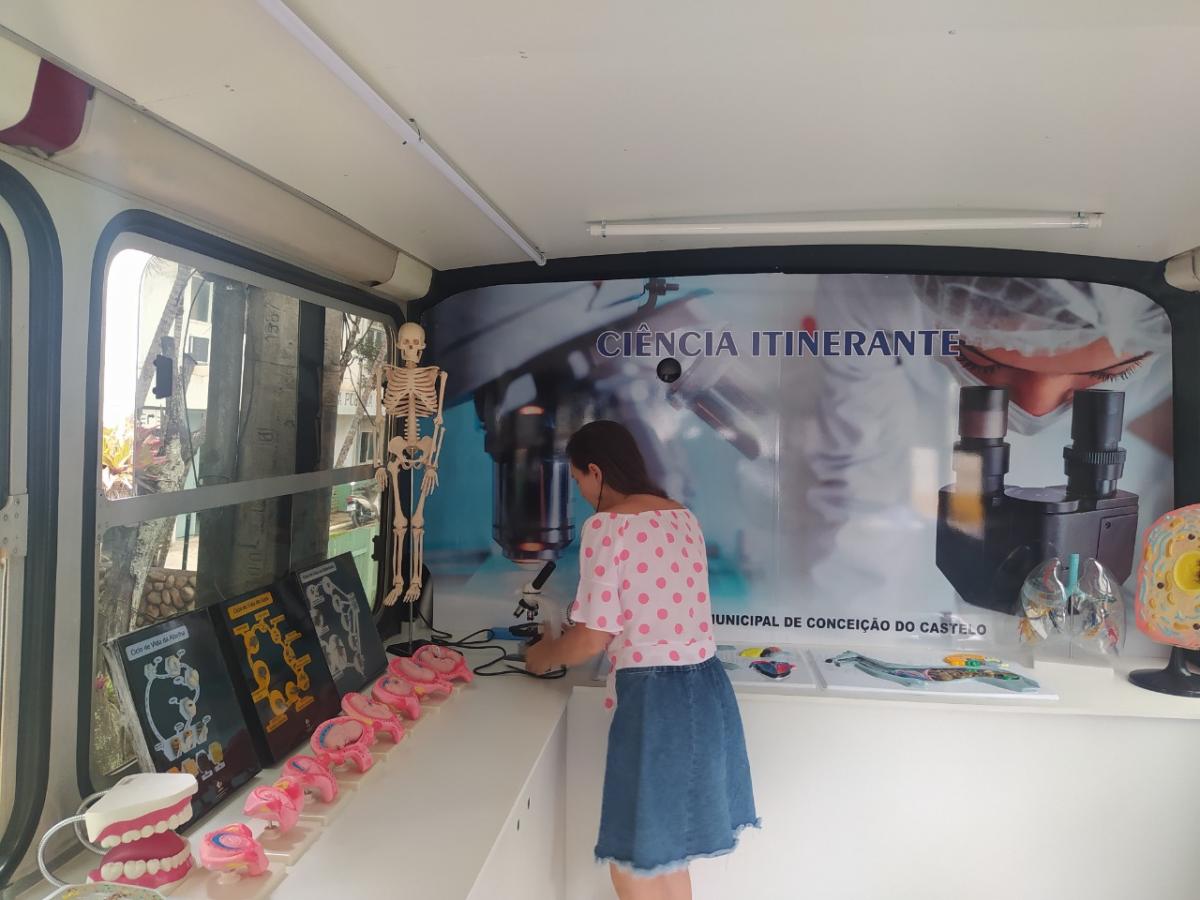 El autobús del laboratorio lanza el proyecto de ciencia itinerante en las escuelas de ES