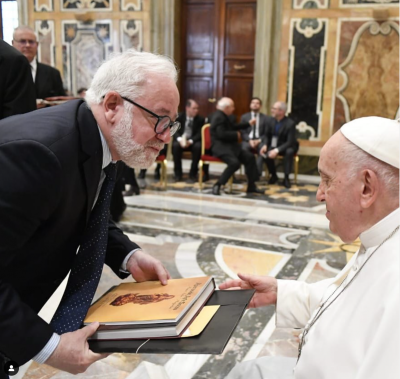reitor paulo vargas entregando um livro ao Papa Fracisco em sa¬ão no Vaticano