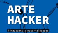 Capa do livro, com fundo azul e, em preto, a imagem de cabos de computador. Escrito em letras maiúsculas brancas o título Arte Hacker e, abaixo, em letras pretas, linguagens e materialidades da diferença tecnológica.
