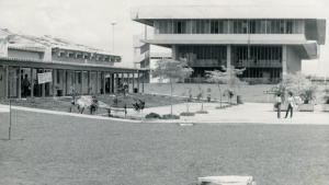 Foto antiga, em preto e branco, do campus de Goiabeiras, onde aparecem os prédios do restaurante universitário e da biblioteca central.