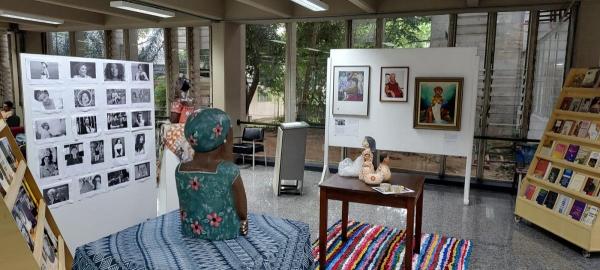 Foto da exposição "Mulher: persona, pessoa", montada no térreo da Biblioteca Central da Ufes