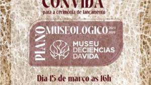 Imagem com fundo marrom claro traz o texto "Museu de Ciências da Vida convida para a cerimônia de lançamento do Plano Museológico 2024-2028, dia 15/03, 16h", com letras vermelhas e brancas