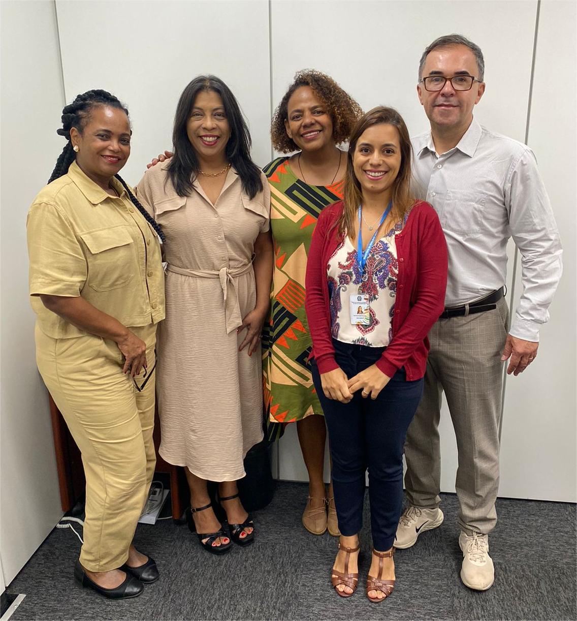 Em foto no Ministério da Igualdade Racial, posam Patrícia Rufino, Sonia Lopes, Marcia Lima, Éder Moreira e uma assessora
