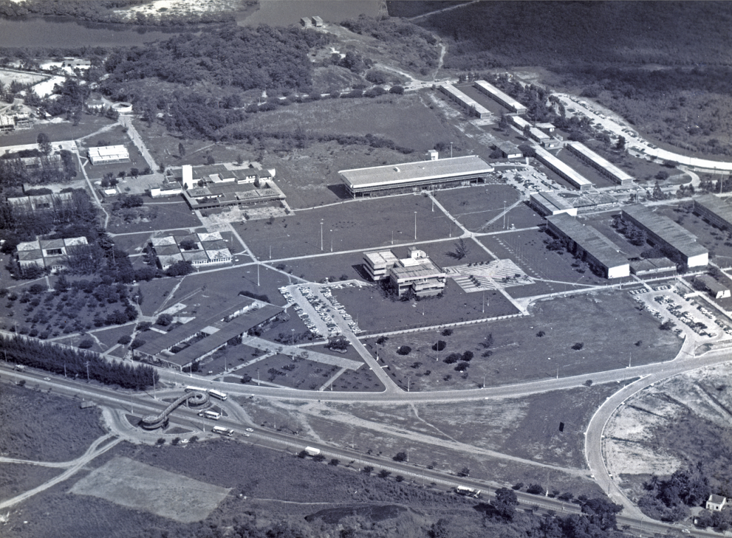 No início dos anos 1980, o campus de Goiabeiras passa a contar com infraestrutura física avançada e tem início os projetos de paisagismo.