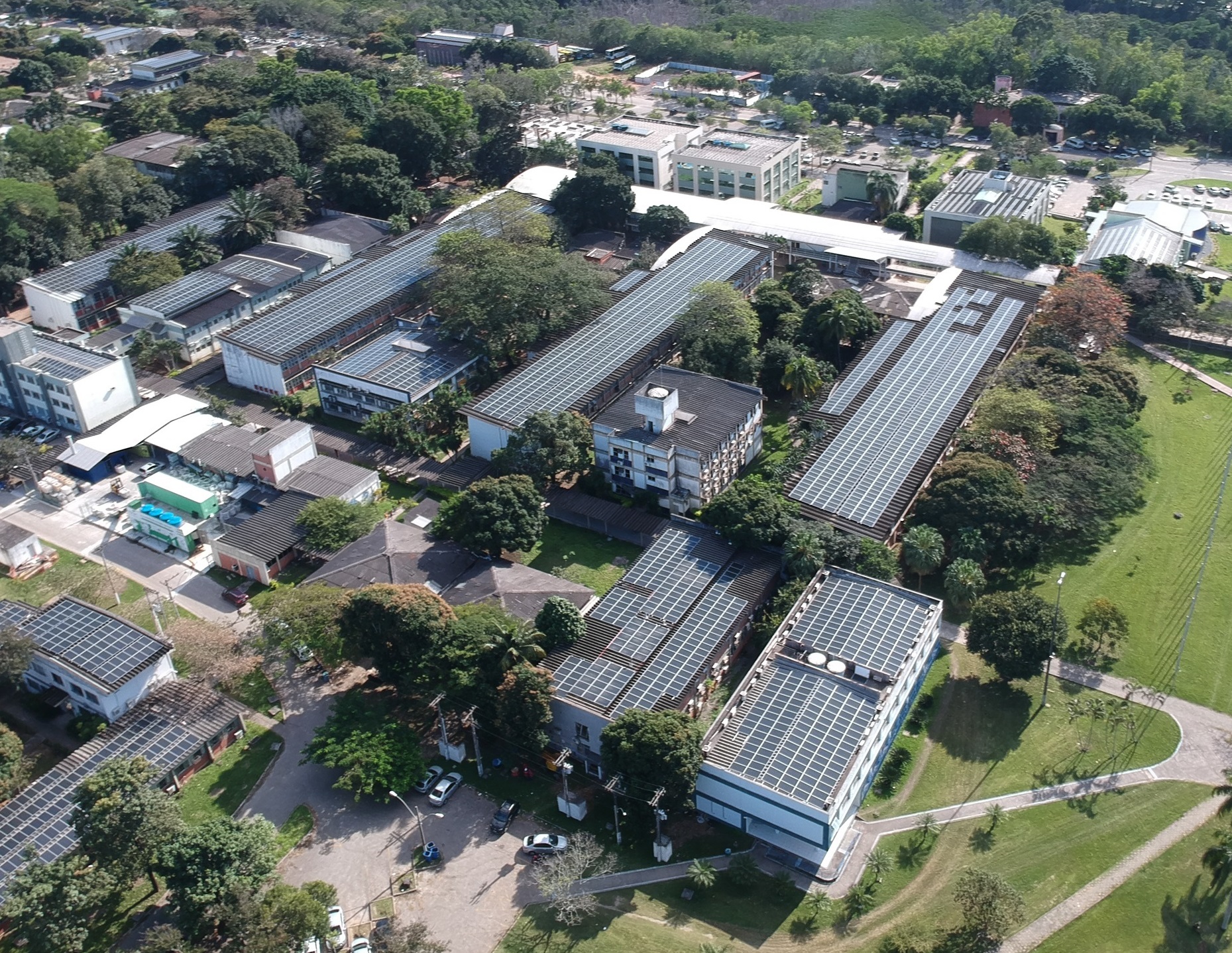 Placas fotovoltaicas instaladas nos prédios do campus de Goiabeiras Foto aérea do campus de Goiabeiras, mostrando as placas fotovoltaicas instaladas nos prédios do campus