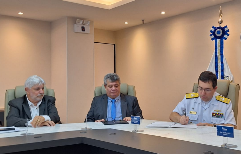 O superintendente da Fest, Armando Biondo Filho; o reitor da Ufes, Eustáquio de Castro; e o secretário da Comissão Interministerial para os Recursos do Mar, contra-almirante Ricardo Jaques. Sentados, o superintendente da Fest, Armando Biondo Filho, o reitor da Ufes, Eustáquio de Castro, e o secretário da Comissão Interministerial para os Recursos do Mar, contra-almirante Ricardo Jaques, que assina o termo de cooperação.