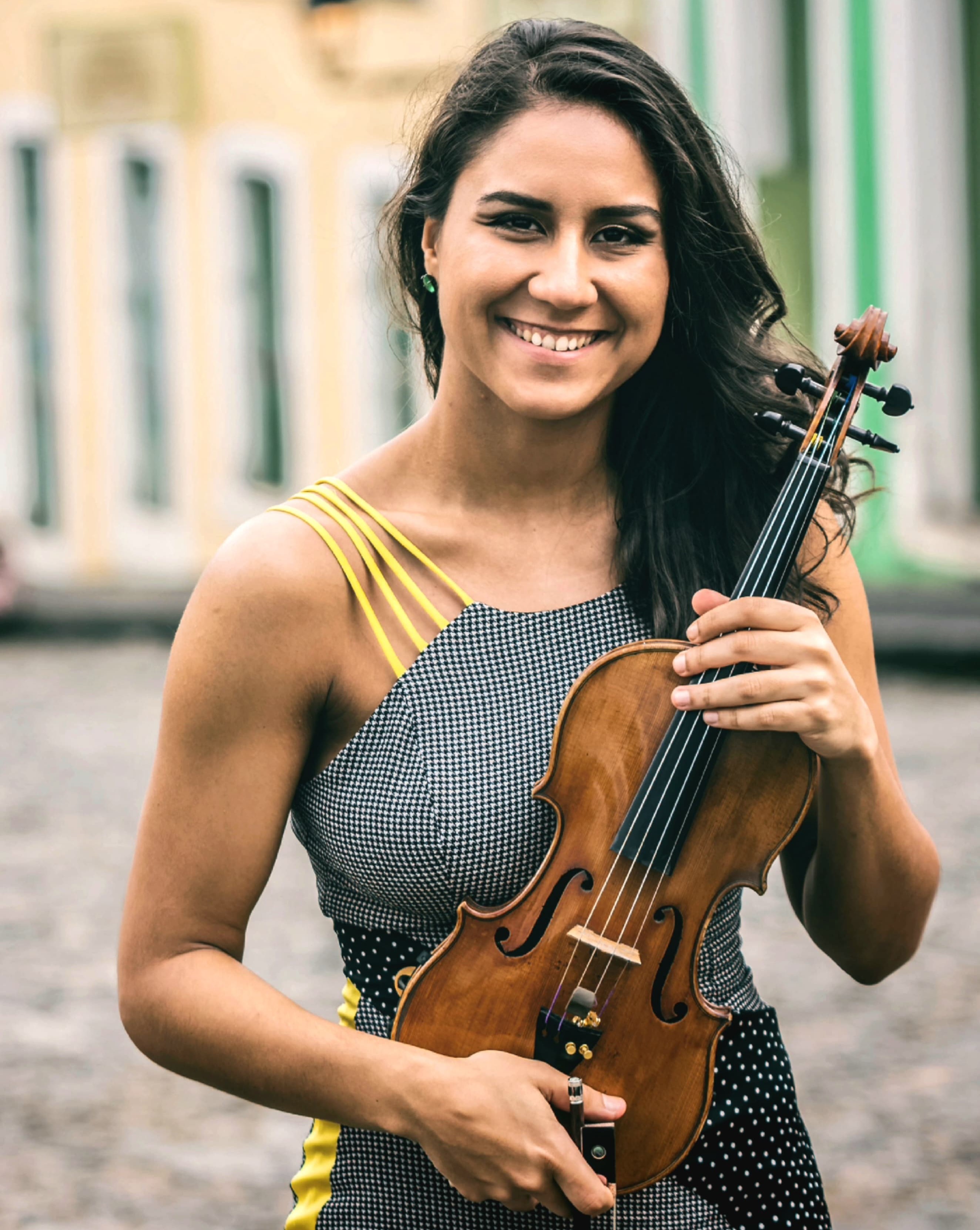Priscilla Rato Foto da violinista Priscilla Rato em pé, posando com o violino.