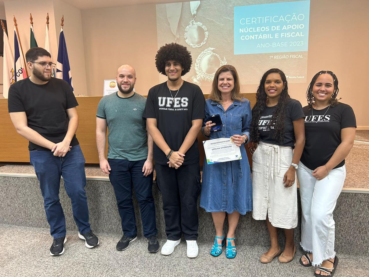 Equipe do NAF/Ufes Foto da equipe do NAF/Ufes com o certificado de premiação