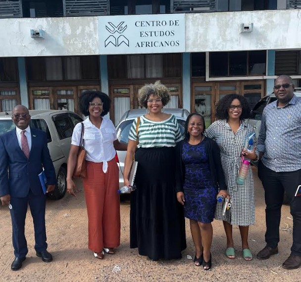 Da esquerda para a direita, os professores Armindo Ngunga (Moçambique); Marileide França e Juliana Teixeira (Ufes); Crisofia Langa (Moçambique); Débora Araujo (Ufes); e David Langa (Moçambique). Foto em frente ao Centro de Estudos Africanos. Da esquerda para a direita, os professores Armindo Ngunga (Moçambique); Marileide França e Juliana Teixeira (Ufes); Crisofia Langa (Moçambique); Débora Araujo (Ufes); e David Langa (Moçambique).