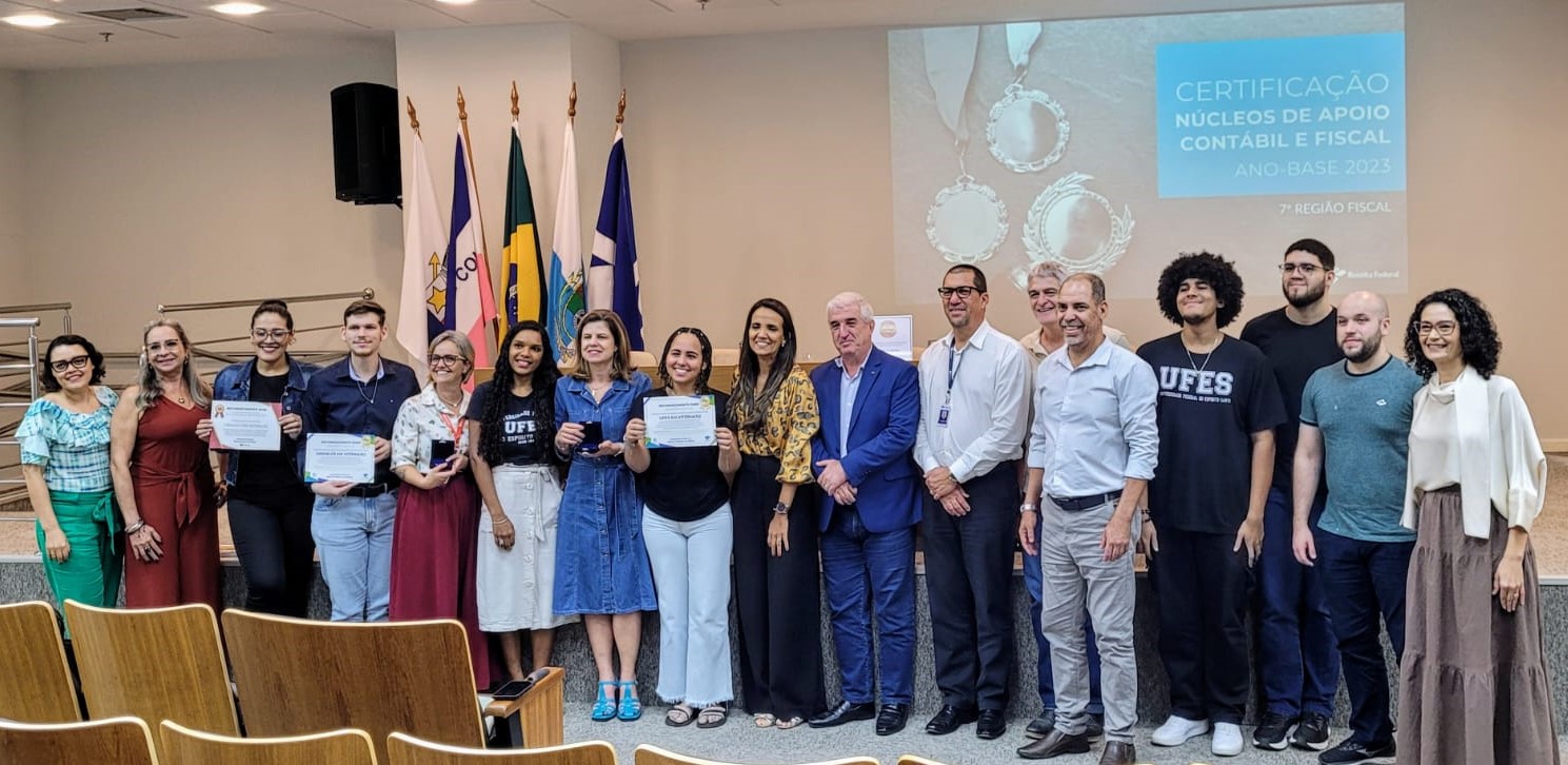 Representantes de todos os núcleos premiados Foto de todos os representantes dos núcleos premiados reunidos em um auditório