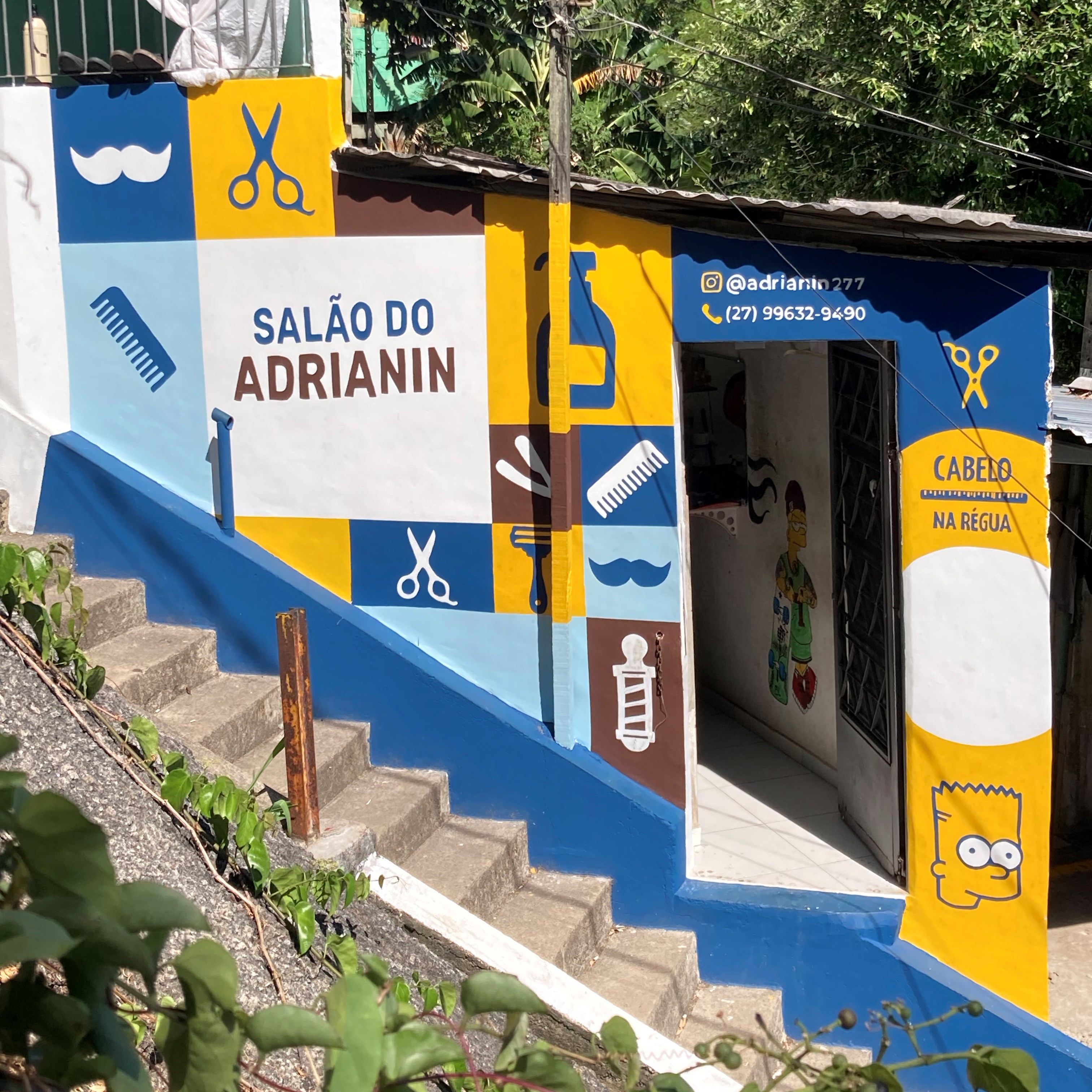 Fachada de um estabelecimento comercial após a revitalização Foto da fachada de um salão de cabeleireiro masculino pintada nas cores azul e amarelo, após a revitalização