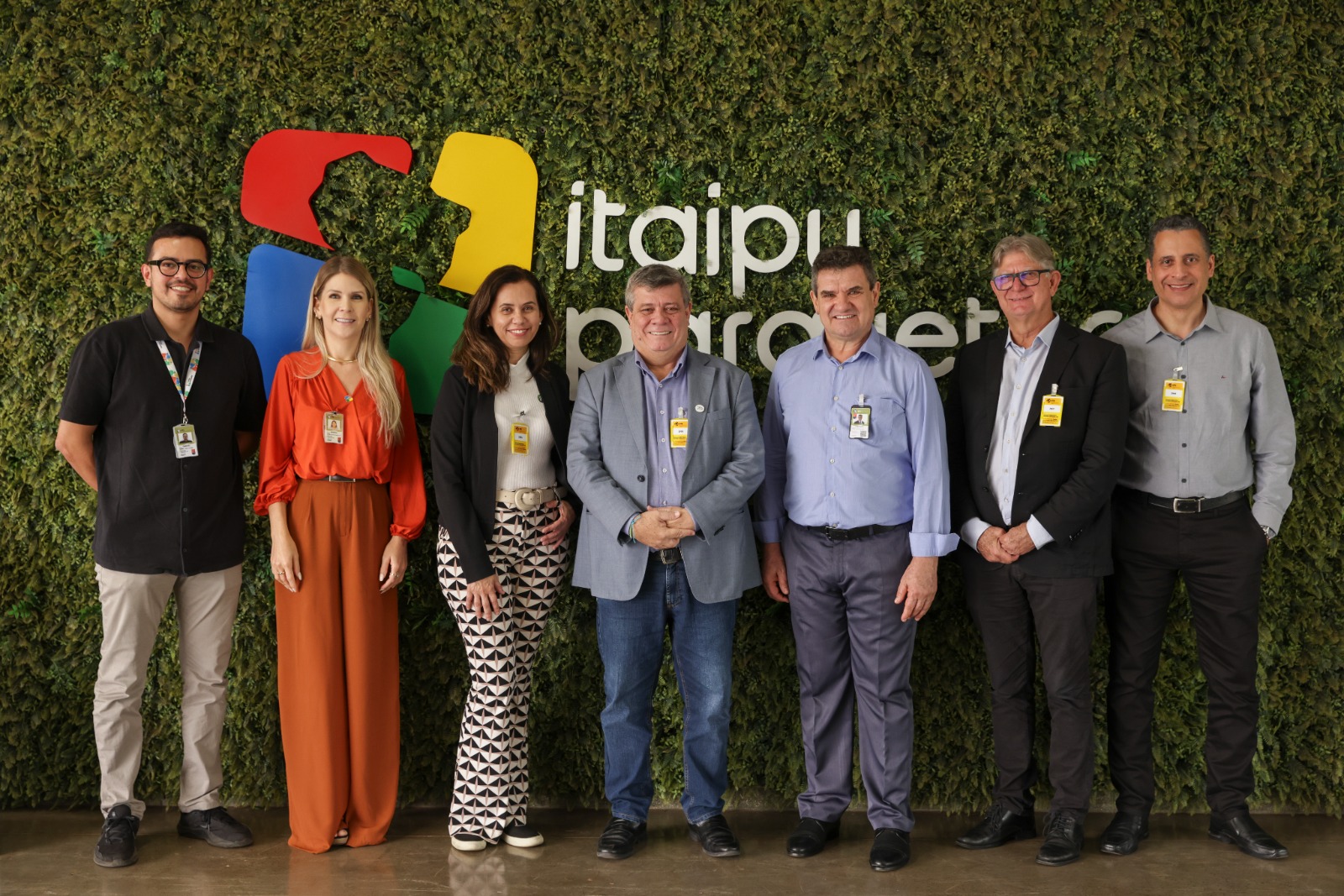 Da esquerda para a direita: Gabriel Azcurra e Andrea Schmoeller, da equipe do Itaipu Parquetec; Miriam de Magdala e Eustaquio de Castro, da Ufes; Irineu Colombo, diretor superintendente do Itaipu Parquetec; e Jadir Pela e André Romero, do Ifes. Posam para a foto Gabriel Azcurra e Andrea Schmoeller, da equipe do Itaipu Parquetec; Miriam de Magdala e Eustaquio de Castro, da Ufes; Irineu Colombo, diretor superintendente do Itaipu Parquetec; e Jadir Pela e André Romero, do Ifes.