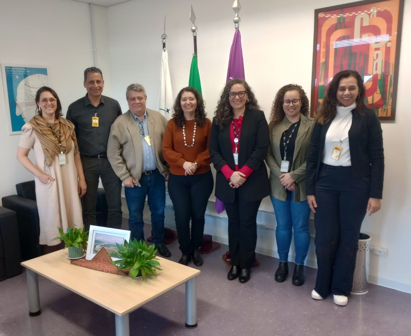 Da esquerda para a direita, a pró-reitora adjunta de Pesquisa e Pós-Graduação da Unila, Katia Punhagi; o pró-reitor do Ifes, André Romero; o reitor da Ufes, Eustaquio de Castro; a reitora Diana Pereira; a pró-reitora de Relações Institucionais e Internacionais, Suellen Mayara; a coordenadora de Relações Internacionais, Leila Yatim; e a superintendente da Ufes, Miriam de Magdala. Posando para a foto, a equipe da Unila juntamente com o reitor da Ufes, Eustaquio de Castro; o pró-reitor do Ifes, André Romero; e a superintendente da Ufes, Miriam de Magdala.