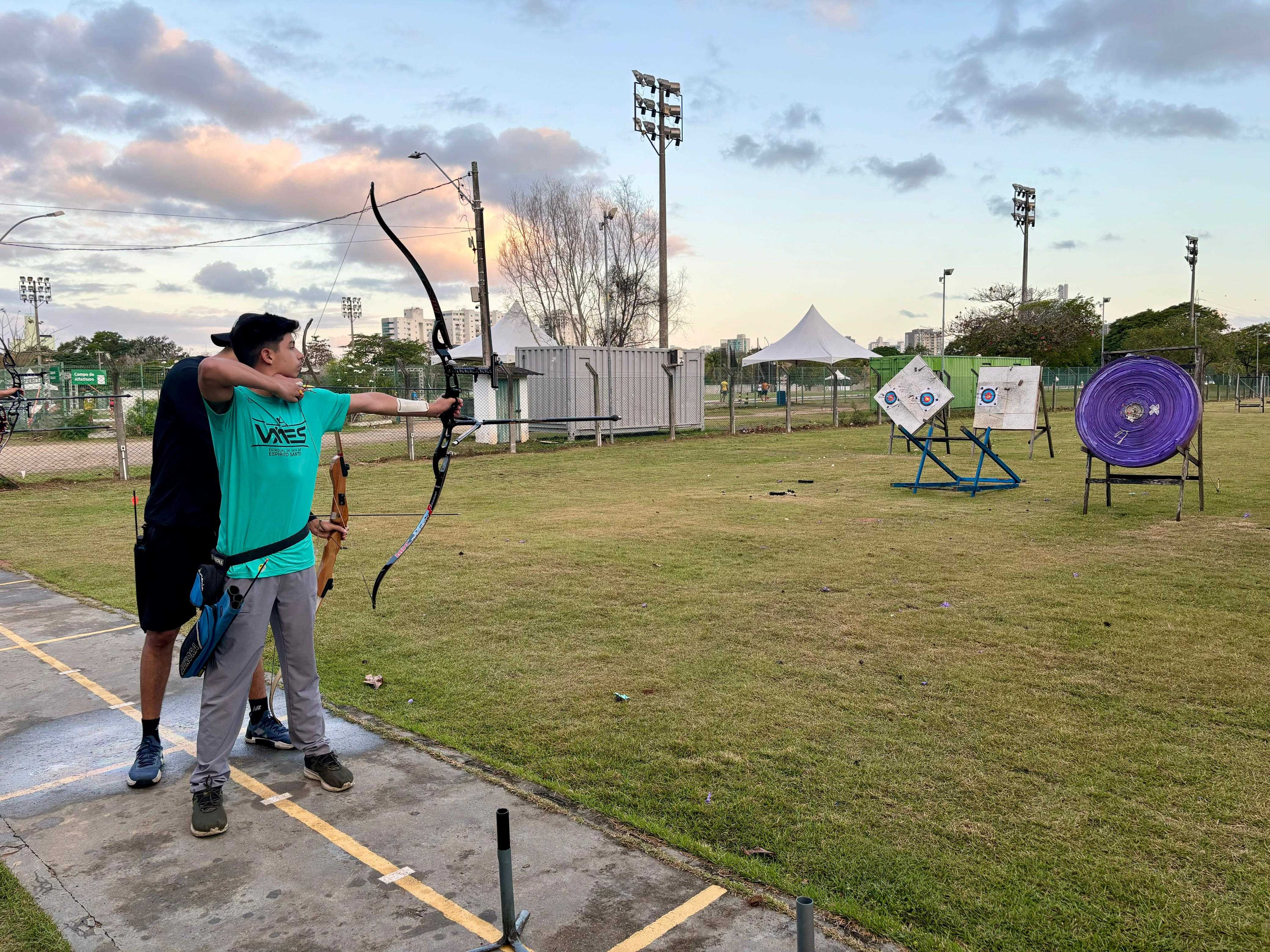 Tiro com arco Foto de um jovem praticando no campo de tiro com arco da Ufes
