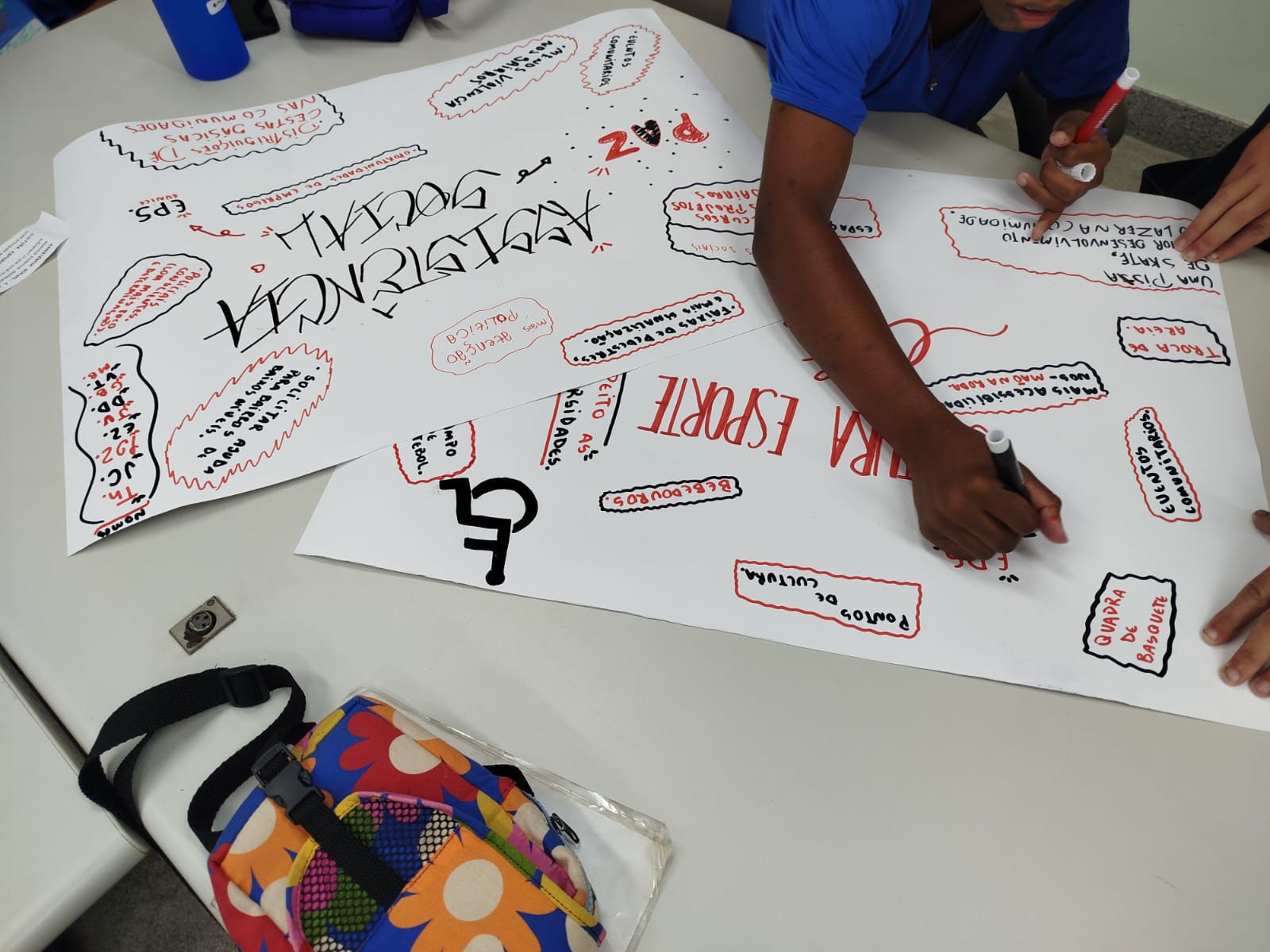 Ações na Ufes estão sendo desenvolvidas por professores, psicólogos e estudantes Crianças escrevendo e desenhando em cartolinas