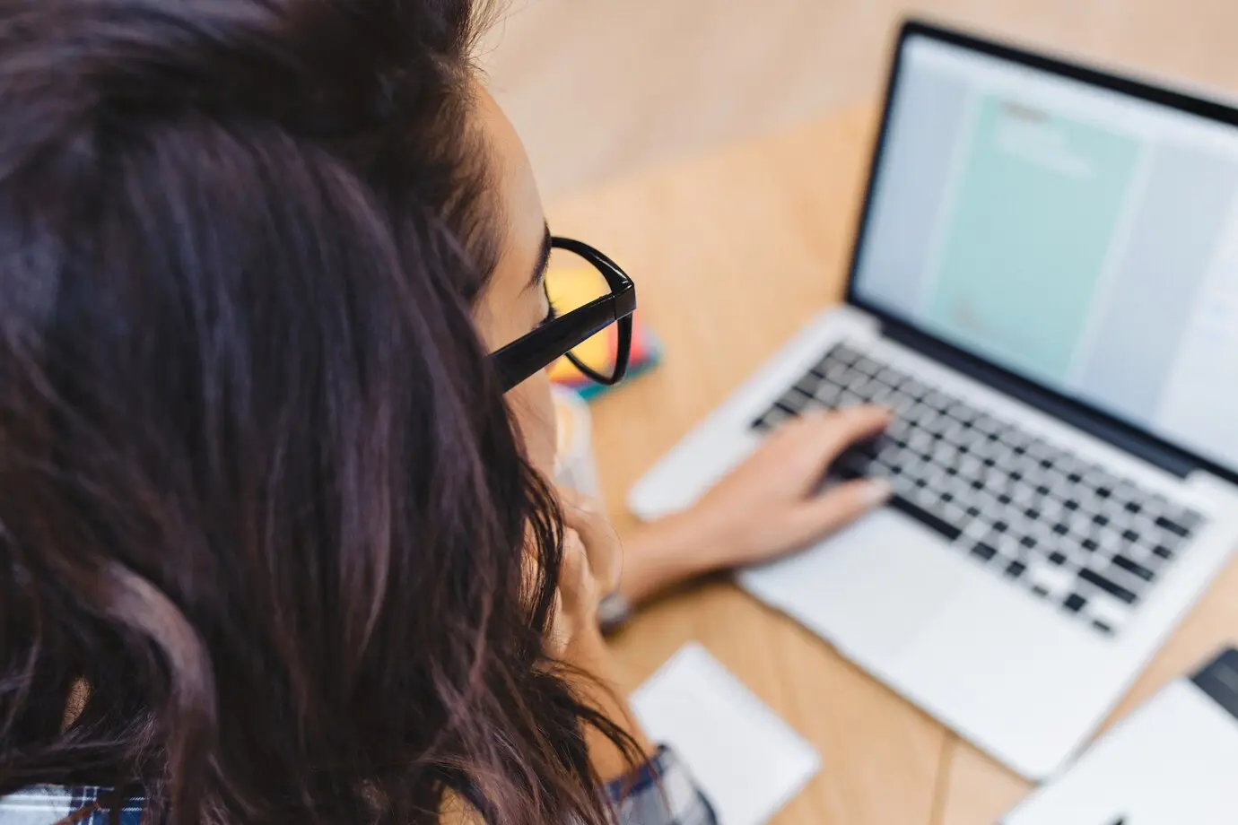 Sead está com vagas abertas para dois cursos de especialização Estudante em frente a um computador