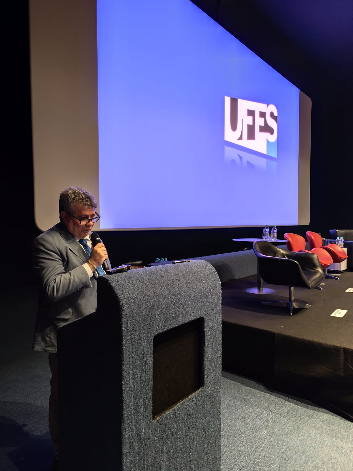 Reitor da Ufes, Eustáquio de Castro profere discurso em púlpito no Cine Metrópolis