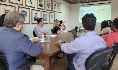 Gestores da Ufes se reuniram na Reitoria para fortalecer compromisso com inclusão Gestores da Ufes reunidos em volta de mesa