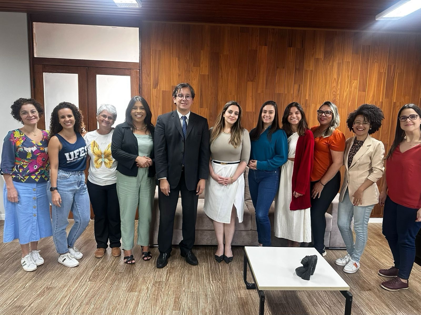 Na foto, a vice-reitora Sonia Lopes, o defensor público Hugo Matias e a secretária Cinthya Oliveira com as equipes da Siac e da Defensoria Pública do Espírito Santo. Foto das equipes da Siac e da Defensoria Pública, com a pessoas posando, em pé, na sala de reuniões da Reitoria.