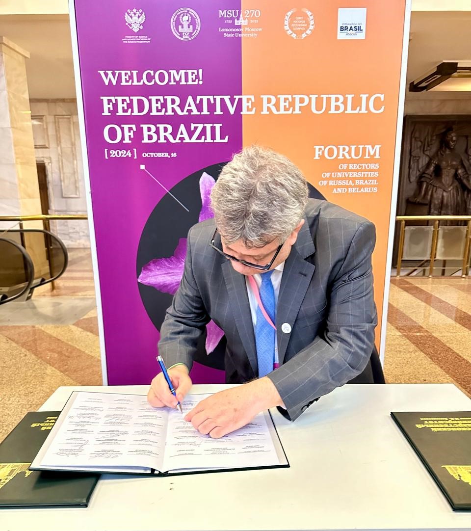 O reitor Eustaquio de Castro assina o documento de criação a Liga das Universidades do Brics Foto do reitor Eustaquio de Castro assinando o documento de criação a Liga das Universidades do Brics