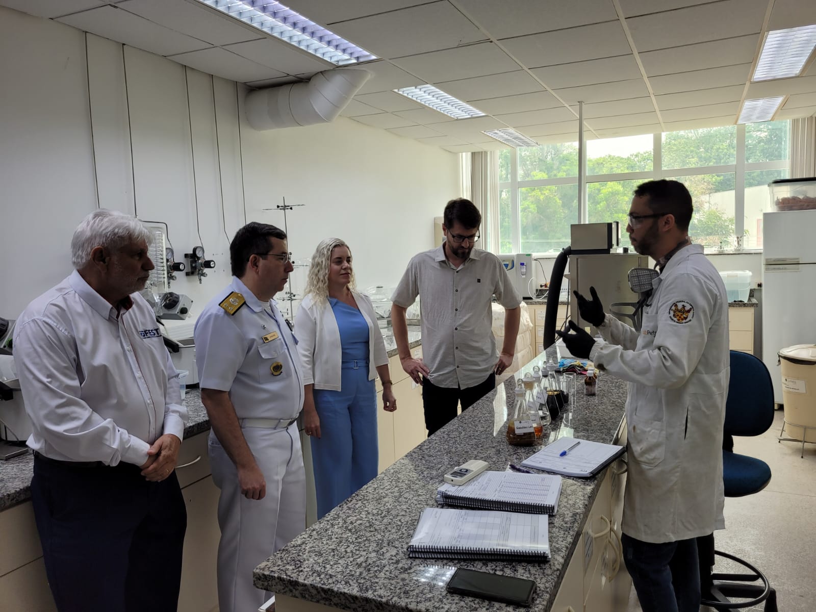 Visita do contra-almirante ao LabPetro Foto do contra-almirante visitando um laboratório no LabPetro