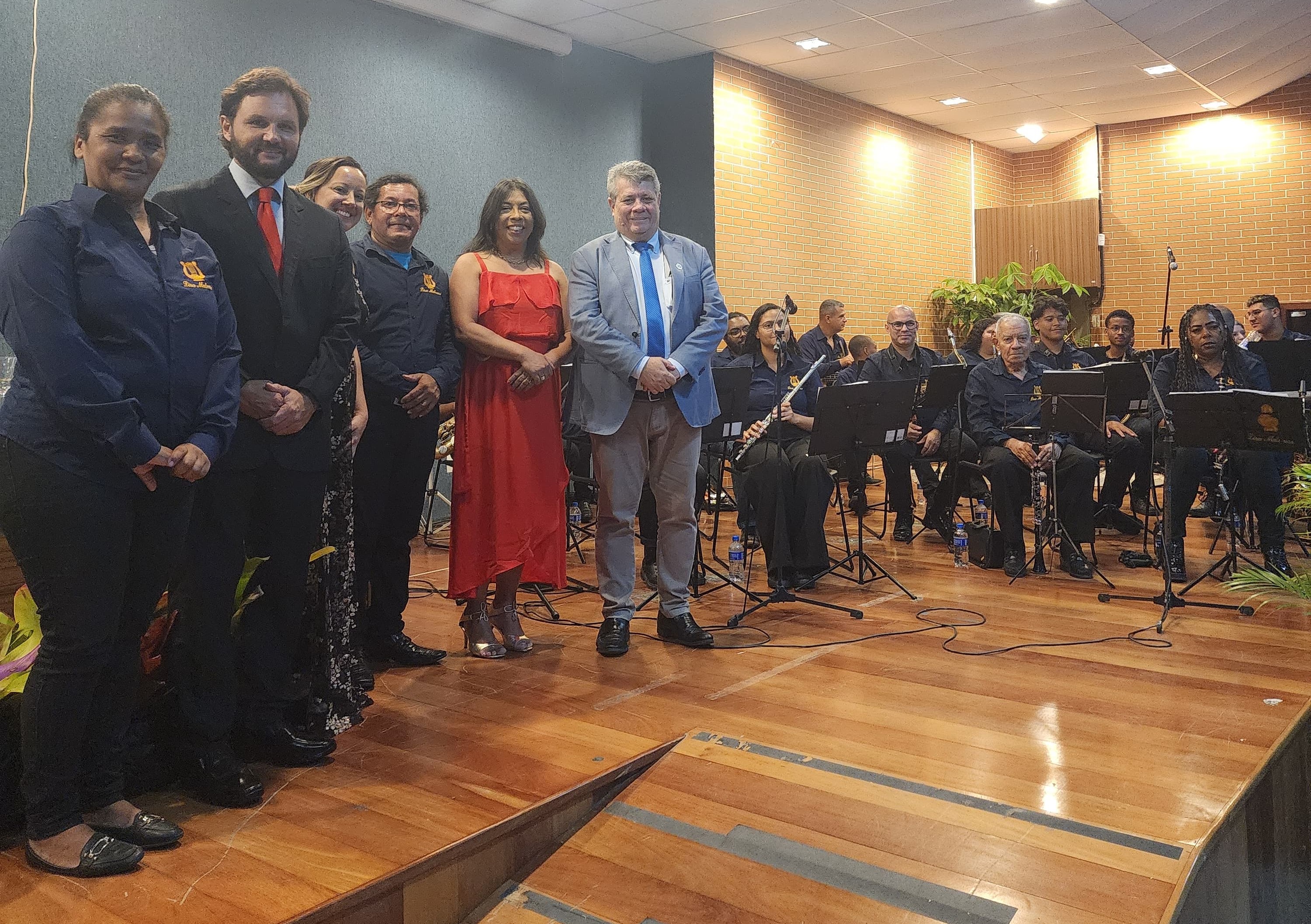 O diretor e a vice-diretora do Ceunes; o reitor e a vice-reitora da Ufes; e representantes da Lira Mateense. Foto dos diretores do Ceunes, do reitor e da vice-reitora da Ufes no palco do Auditório Central, com representantes da Lira Mateense.