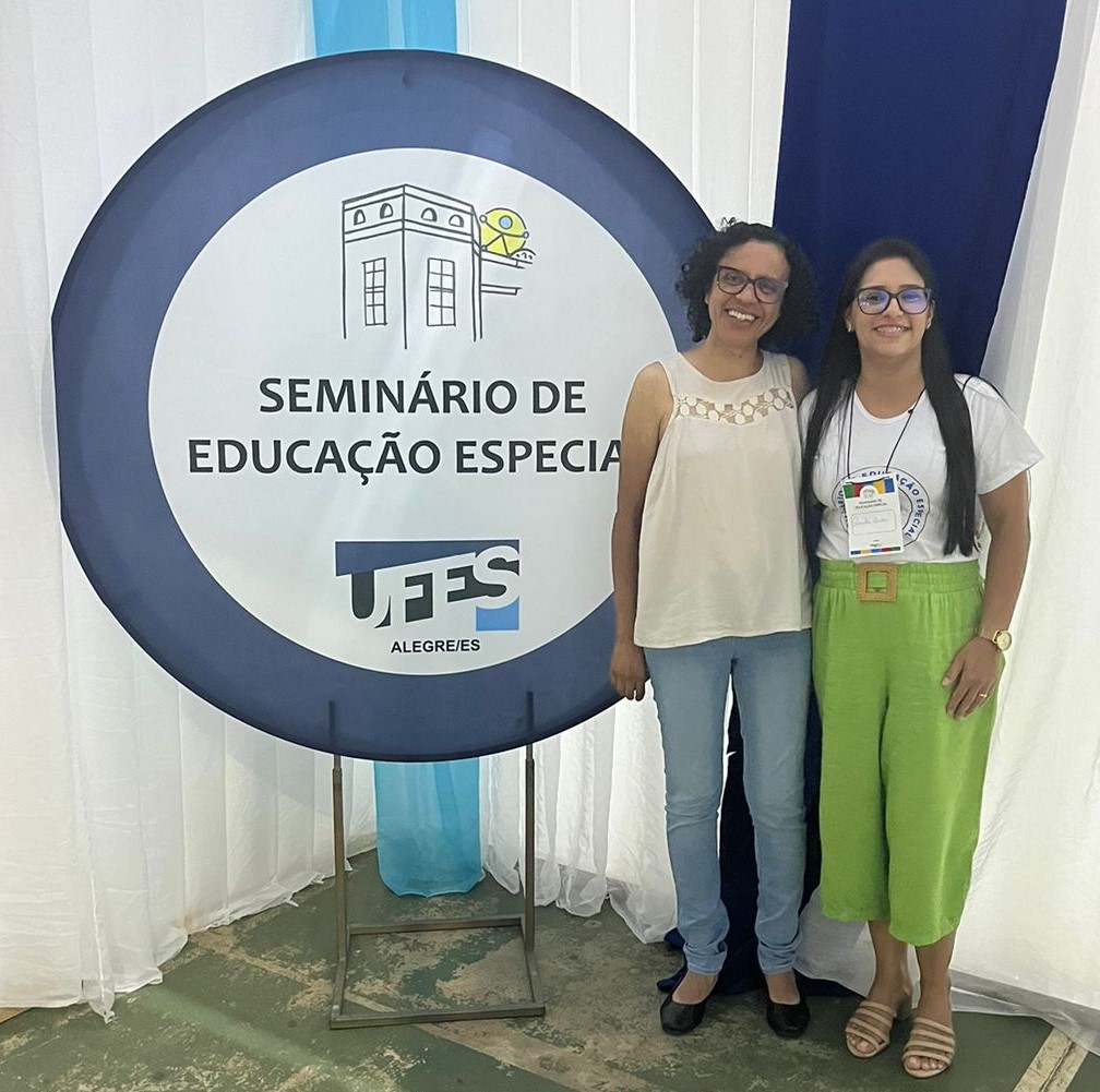Foto da professora Simone Anastácio, ao lado de uma aluna do doutorado Foto da professora Simone Anastácio, ao lado de uma aluna do doutorado