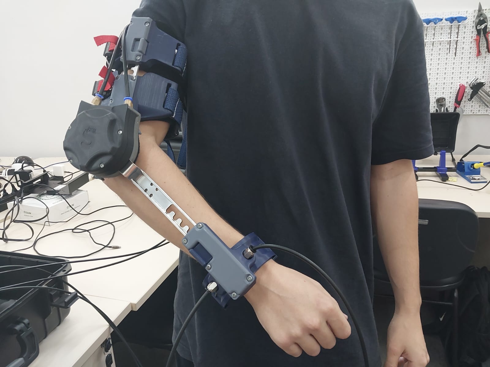 Órtese robótica Foto de um rapaz usando a órtese no braço