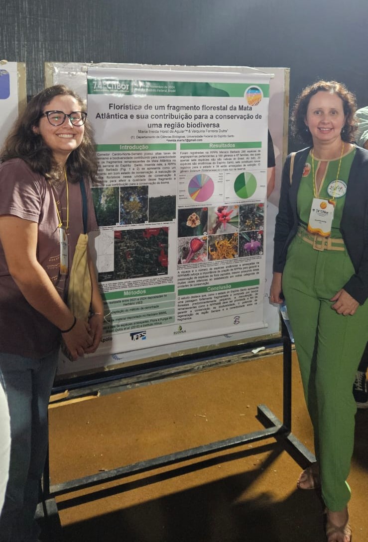 A estudante Maria Eneida e a professora Valquíria Dutra Foto da estudante e da professora ao lado do poster apresentado