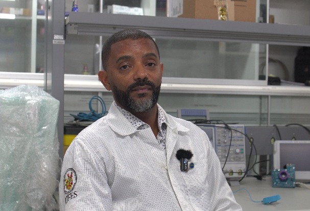 Professor Jair Silva Foto do professor Jair Silva, vestindo um jaleco branco com o brasão da Ufes