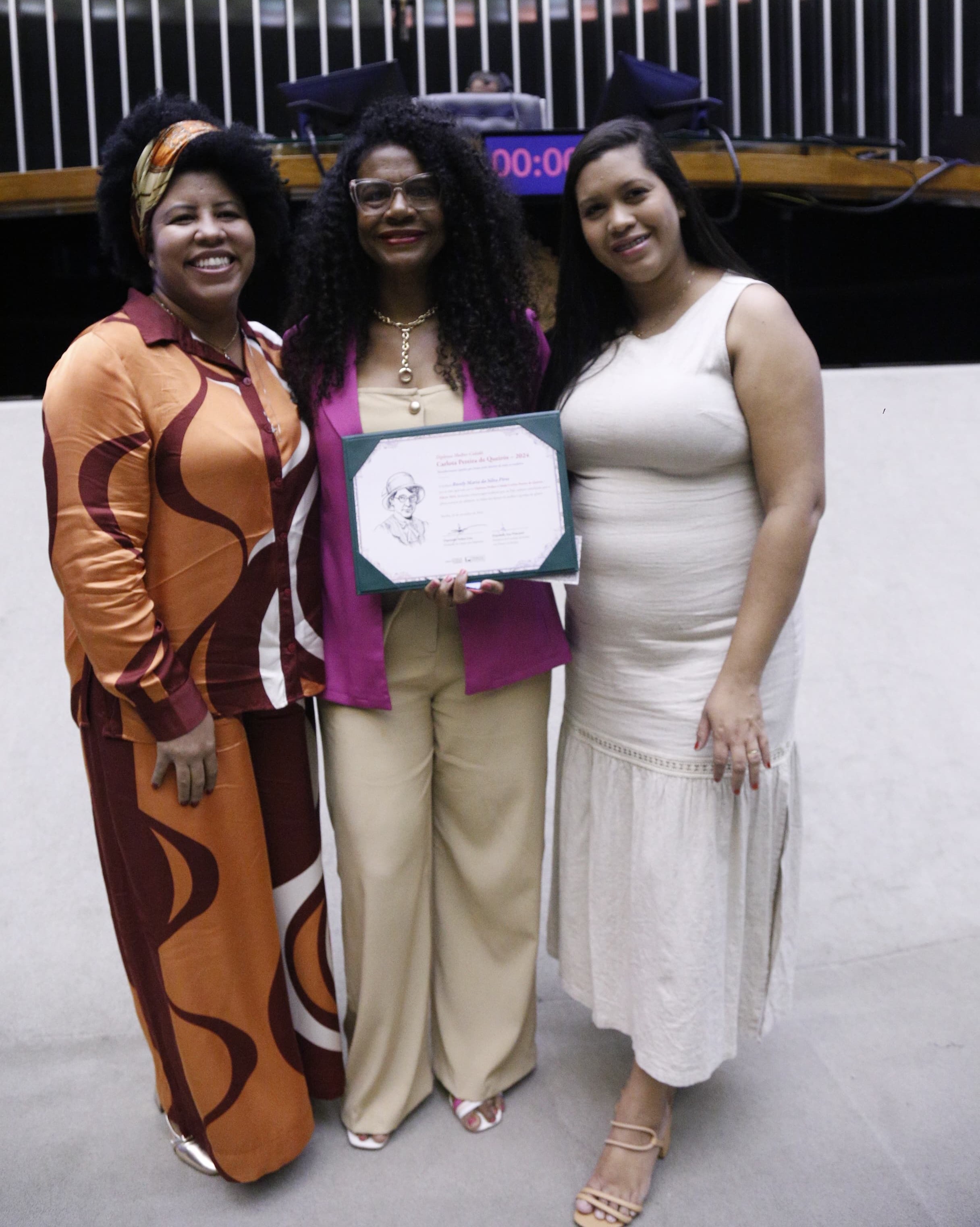 A deputada Jack Rocha, a professora Rosely Pires (com o diploma) e a coordenadora do Núcleo de Saúde do Fordan, Danúbia Galvão Foto onde aparecem a deputada Jack Rocha, a professora Rosely Pires (com o diploma na mão) e a coordenadora do Núcleo de Saúde do Fordan, Danúbia Galvão