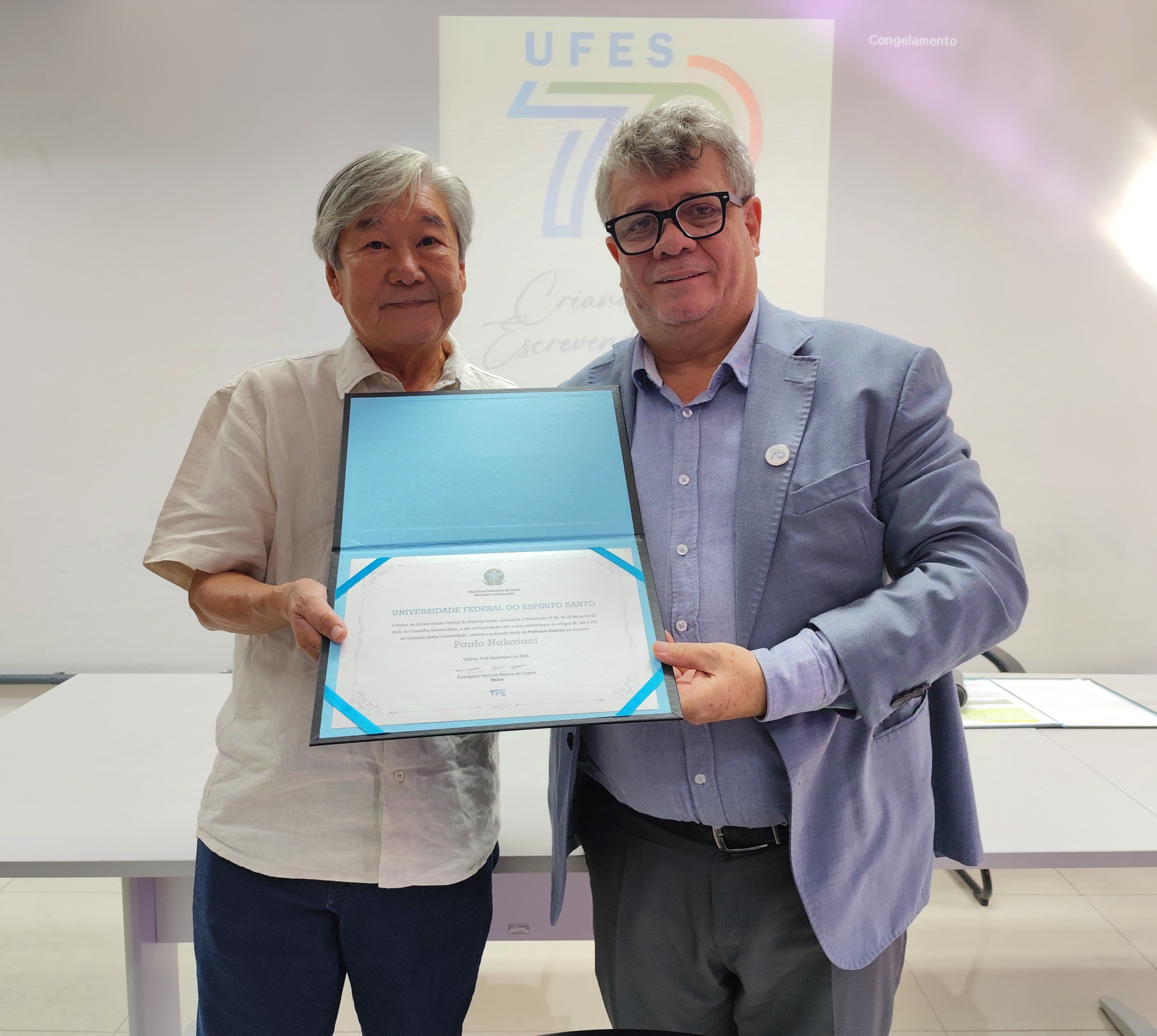Pesquisador reconhecido internacionalmente, Paulo Nakatani recebeu o título de professor emérito do reitor da Ufes, Eustáquio de Castro Professor Paulo Nakatani e reitor Eustáquio de Castro exibem diploma de professor emérito