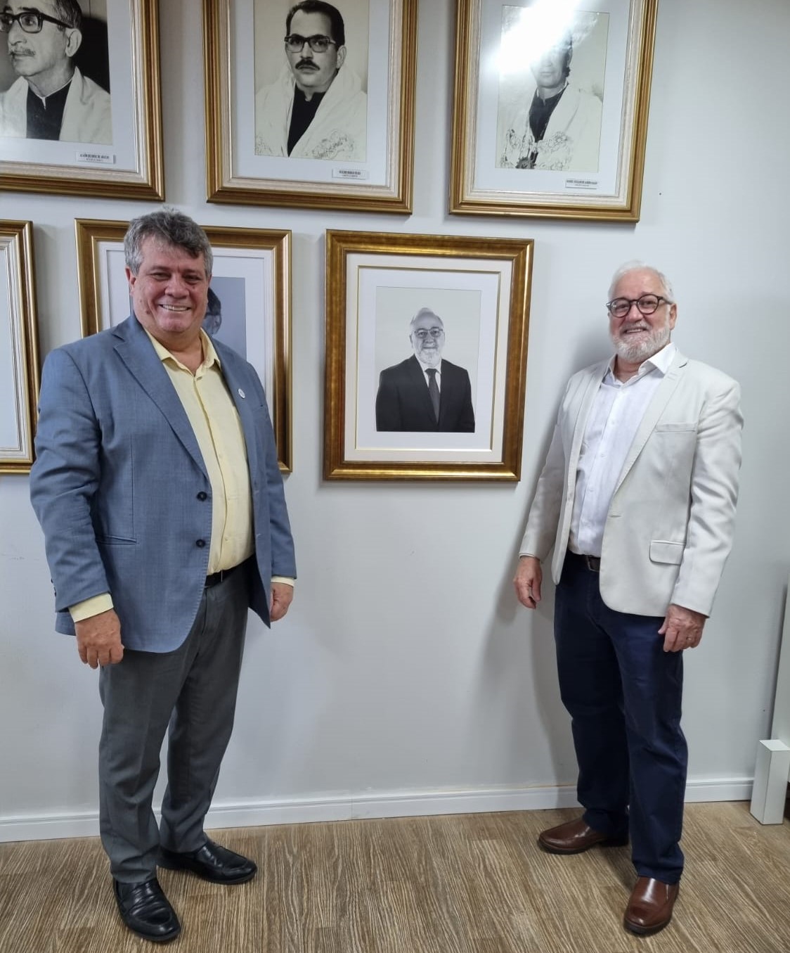 O reitor Eustáquio de Castro e o ex-reitor Paulo Vargas diante da galeria de ex-reitores da Ufes Foto: o reitor Eustáquio de Castro e o ex-reitor Paulo Vargas posam ao lado do quadro com a foto de Vargas na galeria de ex-reitores da Ufes