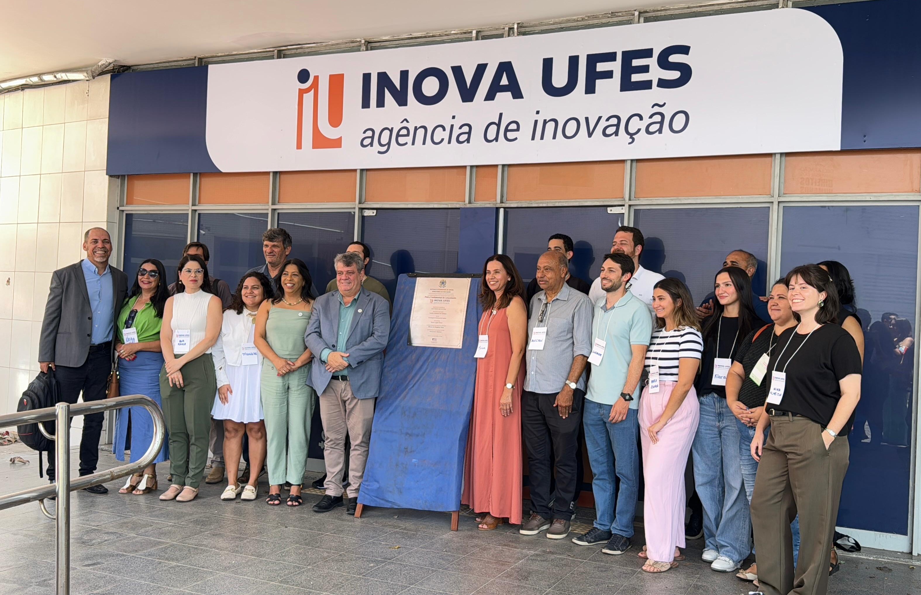Lançamento da agência Inova Ufes Foto do lançamento da Inova Ufes com a presença do reitor Eustáquio de Castro, da vice-reitora Sonia Lopes e de outros gestores e servidores em frente ao prédio onde funcionará a agência