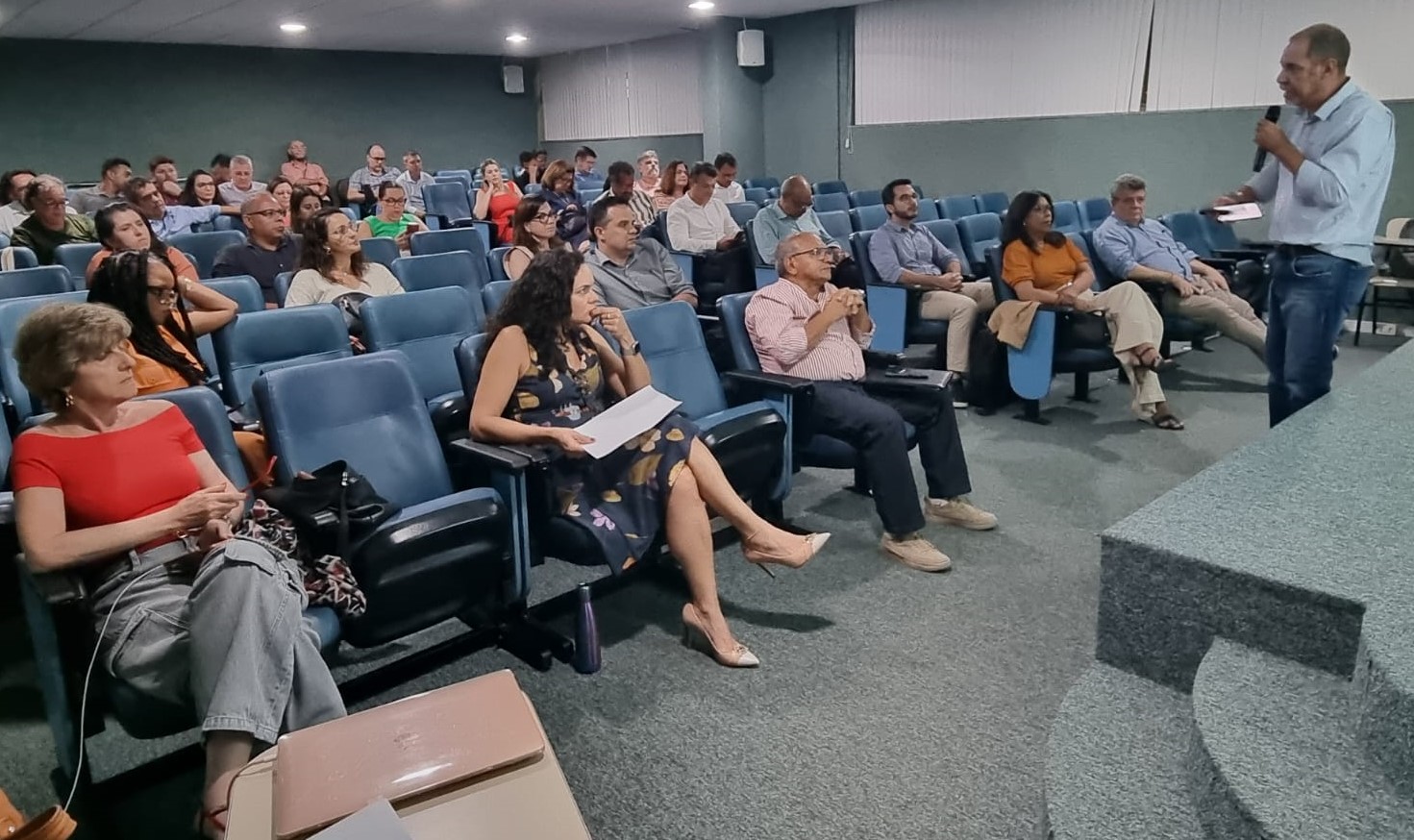 O pró-reitor de Extensão, Ednilson Felipe, no momento de sua apresentação, sendo assistido pelo reitor, pela vice-reitora e pelos demais gestores. Foto do pró-reitor de Extensão, Ednilson Felipe, no momento de sua apresentação, sendo assistido pelo reitor, pela vice-reitora e pelos demais gestores.