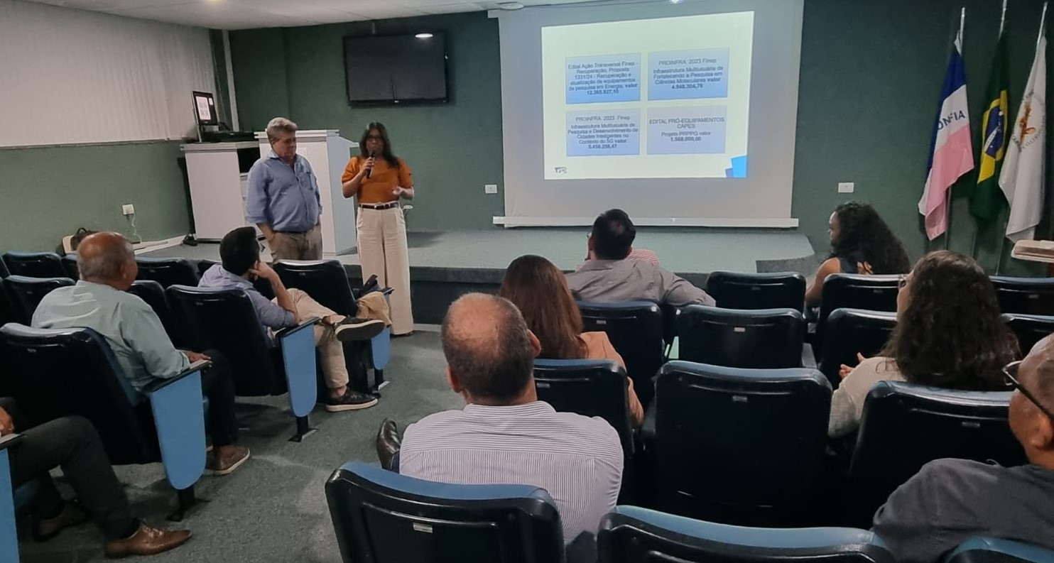 O reitor Eustáquio de Castro e a vice-reitora Sonia Lopes conduziram a reunião Foto do reitor e da vice-reitora falando aos presentes