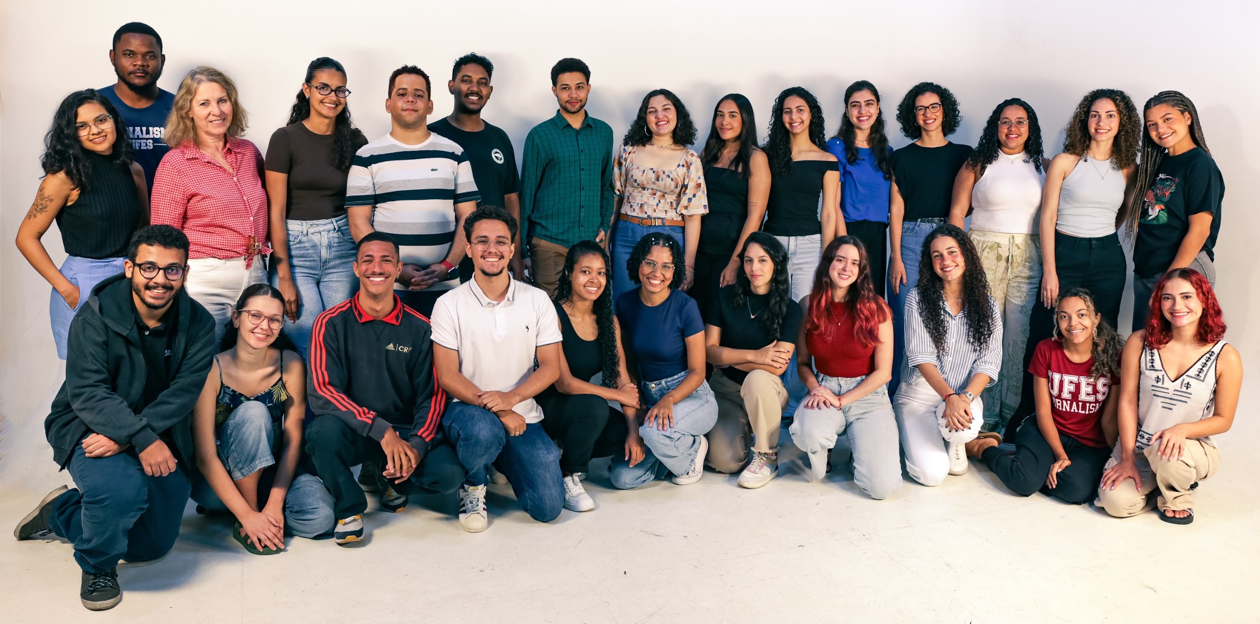 Equipe responsável pela 160ª edição da revista Primeira Mão Foto da equipe - estudantes e professora - que produziu a 160ª edição da revista Primeira Mão