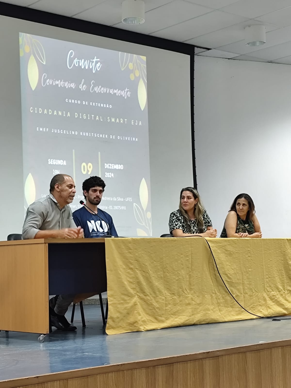 Estudantes participaram de atividades com equipe da Proex, NCD e Seme Mesa-redonda no Curso de Extensão Cidadania Digital: Smart EJA