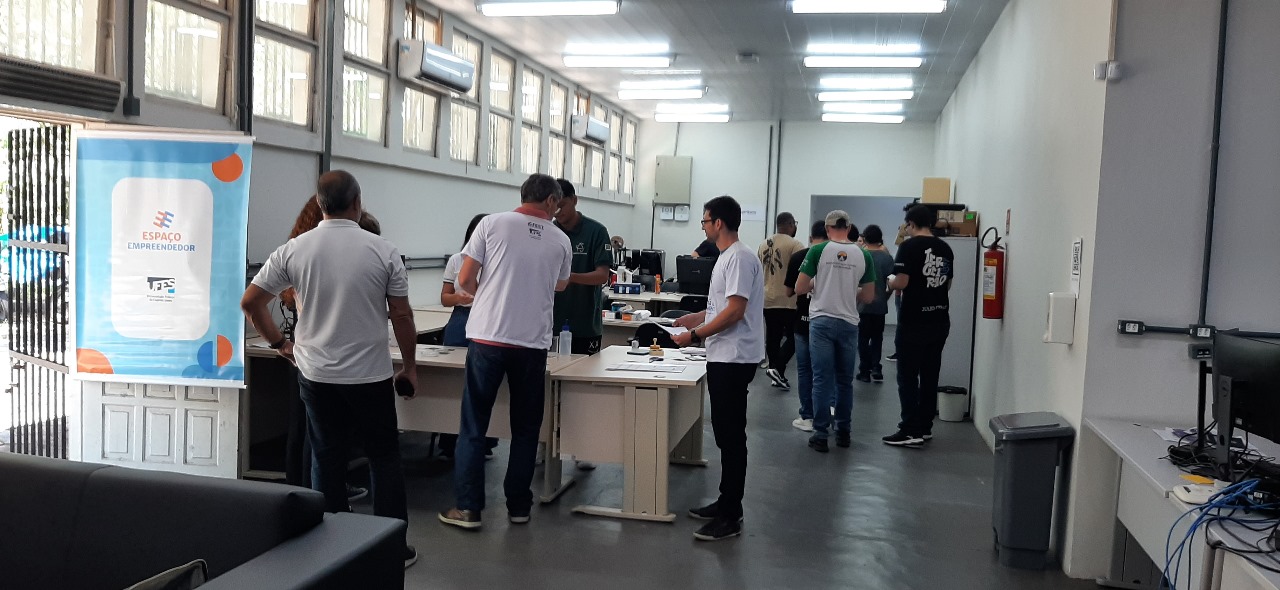 Equipe da Inova Ufes recebeu visitas de alunos no Espaço Empreendedor durante a Semana do Conhecimento, em novembro de 2024 Equipe da Inova Ufes recebendo alunos no Espaço Empreendedor