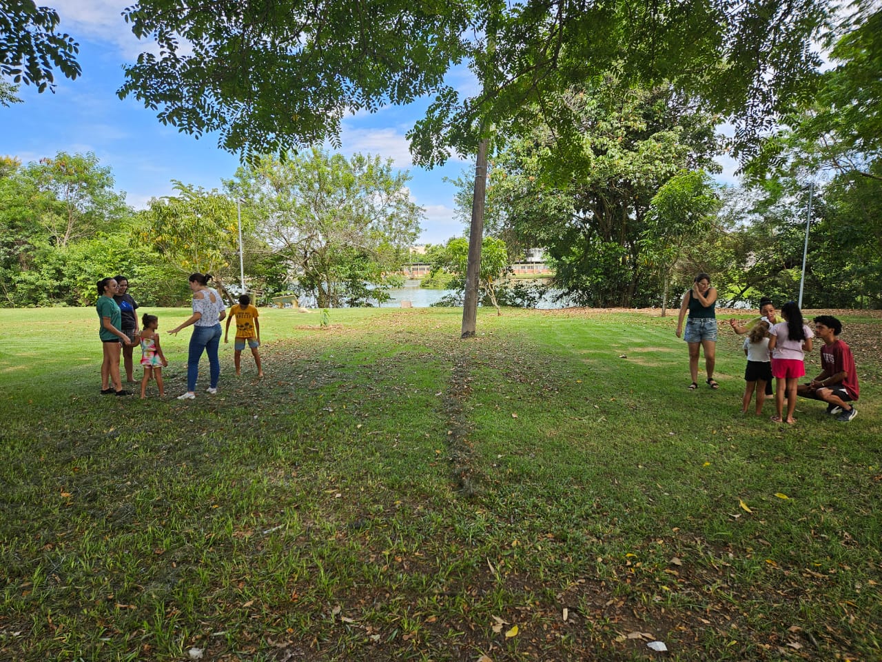 Crianças participam de gincanas, brincadeiras de caça ao tesouro, passeios pelos espaços do campus, momentos de lanche e outros exercícios de interação Crianças participando da Colônia de Férias